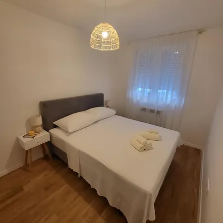 アパート Antea With Free Parking ザダル